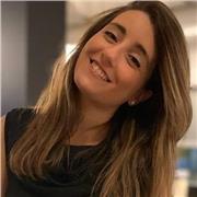Giovane avvocato impartisce lezioni di diritto